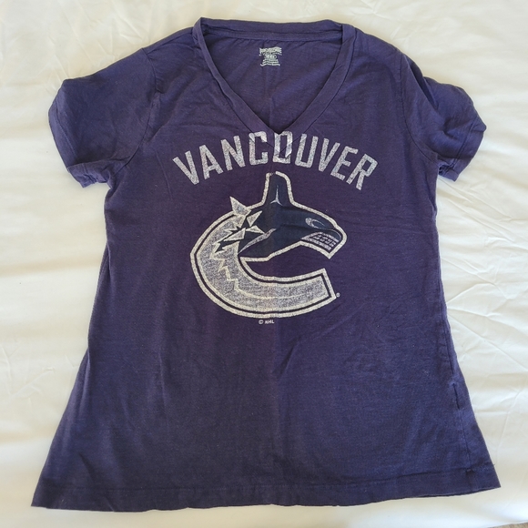 Tops - Vancouver Canucks medium tshirt
